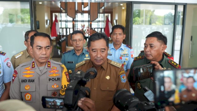 Pj Gubernur Sulsel, Bahtiar Baharuddin, saat menyampaikan keterangan terkait pembangunan stadion di Sudiang.