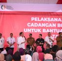 Presiden Jokowi Bagikan Bantuan Pangan kepada 1.000 KPM di Maros