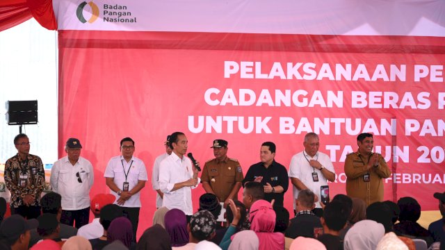 Presiden Jokowi menyalurkan Cadangan Beras Pemerintah untuk Bantuan Pangan Tahap 1 Tahun 2024 kepada 1.000 Keluarga Penerima Manfaat di Gudang Bulog Batangase.