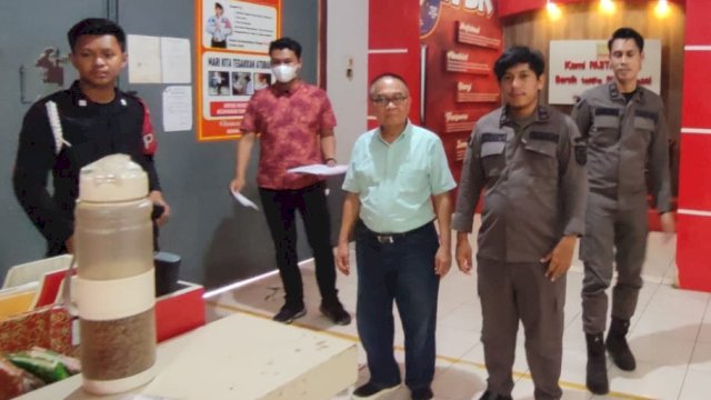 EKSEKUSI. Kejari Makassar mengeksekusi oknum notaris dalam kasus dugaan tindak pidana korupsi.