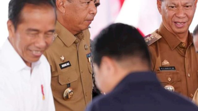Penjabat (Pj) Wali Kota Parepare Akbar Ali ikut menyambut kunjungan Presiden Joko Widodo di Kota Makassar.