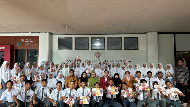 Pelajar SMK Negeri 8 Kabupaten Pinrang foto bersama di Kampus IBK Nitro Makassar.
