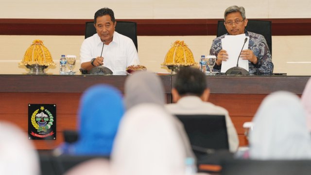 Penjabat (Pj) Gubernur Sulawesi Selatan (Sulsel), Bahtiar Baharuddin di Ruang Rapat Pimpinan Kantor Gubernur, Jumat (23/02/2024).&nbsp;