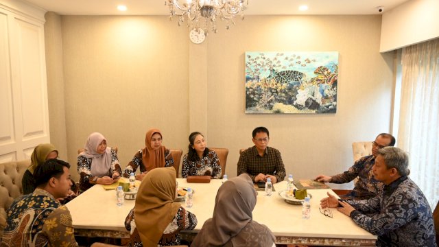 Penjabat Sekertaris Daerah Provinsi Sulawesi Selatan, Andi Muhammad Arsjad, menerima kunjungan Sekertaris Daerah Provinsi Daerah Istimewa Yogyakarta (DIY) Beny Suharsono, Kepala Badan Pengelolaan Keuangan dan Aset Daerah (BPKAD) DIY Wiyos Santoso dan rombongan, di Ruang VIP II Baruga Lounge, Kantor Gubernur Sulsel, Jumat, 23 Februari 2024.