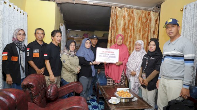 SANTUNAN. Anggota Bawaslu Lolly Suhenty menyampaikan santunan kepada dua Panitia Pengawas Kelurahan/Desa (PKD) di Bone, Sulsel.