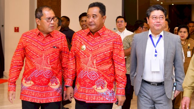 Rakorsus Pemerintah Kota Makassar Tahun 2024 yang mengusung tema Makassar Low Carbon City with Metaverse, turut dihadiri Penjabat Gubernur Sulsel, Bahtiar Baharuddin, di Hotel Sheraton By Four Points, Makassar, Senin, 26 Februari 2024.