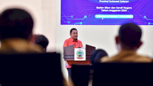 Penjabat Gubernur Sulawesi Selatan, Bahtiar Baharuddin, membuka Program Born to Defence untuk SDM Pengelolaan Keamanan Siber Sektor Infrastruktur Informasi Vital Pelatihan Level 1 Security Operations Center Analyst Provinsi Sulawesi Selatan Badan Siber dan Sandi Negara Tahun Anggaran 2024, di Ruang Rapat Pimpinan, Kantor Gubernur Sulawesi Selatan, Senin, 26 Februari 2024.