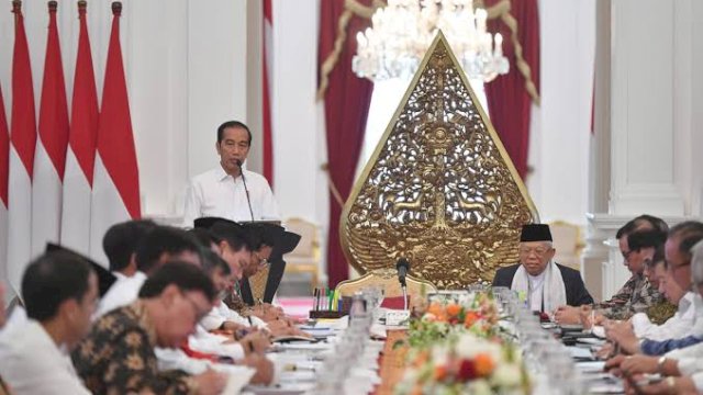 Presiden Joko Widodo saat memimpin rapat kabinet di Istana Negara.