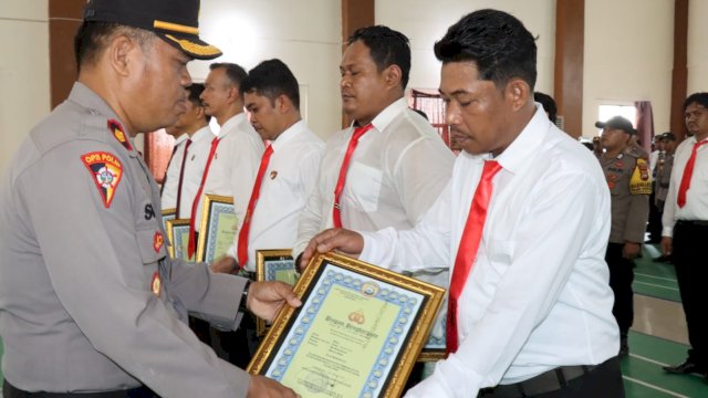 Aparat kepolisian di Polres Gowa menerima penghargaan pada upacara yang diselenggarakan di Aula Rewako Polres Gowa, Selasa, 27 Februari 2024.