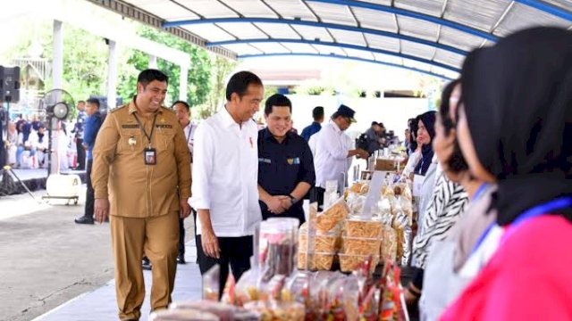 Bupati Maros AS Chaidir Syam mendampingi Presiden Joko Widodo.