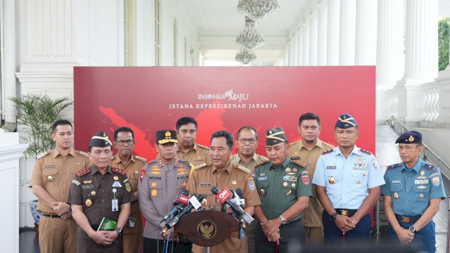 Penjabat Gubernur Sulawesi Selatan, Bahtiar Baharuddin, memberikan keterangan pers usai memaparkan rencana pembangunan Provinsi Sulsel di hadapan Presiden Republik Indonesia Ir. Joko Widodo, dan sejumlah Menteri Kabinet Indonesia Maju, di Istana Negara, Selasa, 27 Februari 2024. 