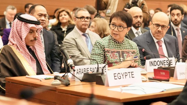 Menteri Luar Negeri (Menlu) Retno Marsudi mendesak, dihentikannya pengiriman senjata ke Israel. 