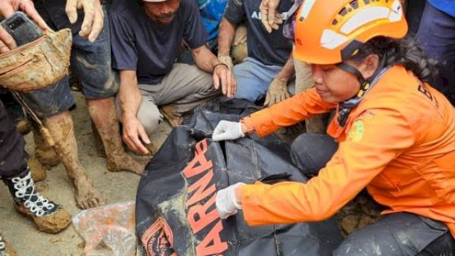 Tim SAR gabungan kembali menemukan satu warga yang tewas setelah tertimbun tanah longsor.