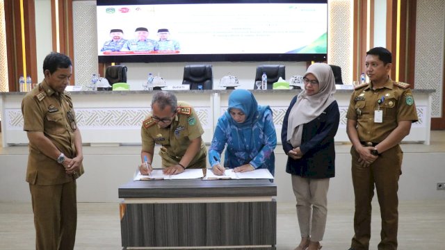 Sekretaris Daerah Lutim, H. Bahri Suli selaku Ketua Korpri meneken kerjasama dengan Kepala BPJS Ketenagakerjaan Cabang Palopo, Mu'minati di Aula Sasana Praja Kantor Bupati, Selasa (27/02/2024).
