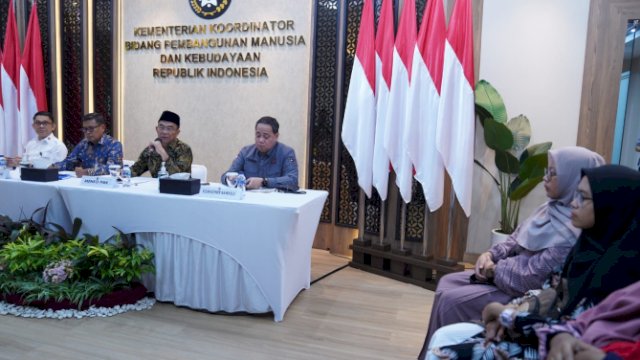 Anggota Bawaslu Herwyn JH Malonda saat penyerahan santunan jaminan sosial dan ketenagakerjaan di kantor Kementerian Koordinator Bidang Pembangunan Manusia dan Kebudayaan (Kemenko PMK).