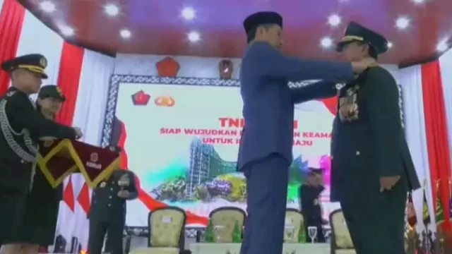 Presiden RI Joko Widodo menyematkan pangkat bintang 4 ke Prabowo Subianto.