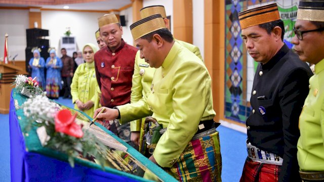 Penjabat Gubernur Sulawesi Selatan, Bahtiar Baharuddin, menyerahkan berbagai bantuan dan meresmikan sejumlah proyek di Puncak Acara Ulang Tahun Ke-64 Kabupaten Pangkep, Rabu, 28 Februari 2024.