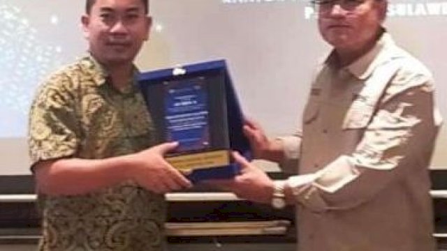 Dinilai berhasil dalam menjalankan percepatan layanan online tanpa perantara dengan inovasi aplikasi Bapenda Sulsel Mobile, mengantarkan Badan Pendapatan Daerah (Bapenda) Provinsi Sulsel meraih penghargaan dari Bank Indonesia (BI). 