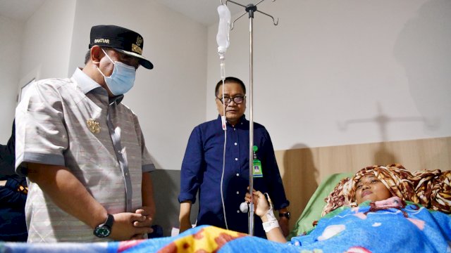 Penjabat Gubernur Sulawesi Selatan, Bahtiar Baharuddin, membesuk korban longsor Bastem yang menjalani perawatan di Rumah Sakit Medika Kota Palopo, Kamis, 29 Februari 2024. 