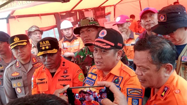 Kepala Pelaksana BPBD Sulsel, Amson Padolo, memberikan keterangan pers mengenai perkembangan Longsor di Bastem, Luwu.