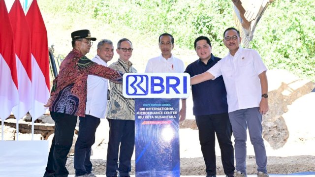 Presiden RI Joko Widodo (Jokowi) melakukan peletakan batu pertama atau groundbreaking sejumlah infrastruktur di Kawasan Ibu Kota Nusantara (IKN), Penajam Paser Utara, Kalimantan Timur, Kamis, 29 Februari 2024.  