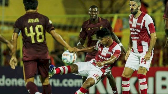 Pemain Persis Solo saat bermain di Stadion Gelora BJ Habibie, Parepare.
