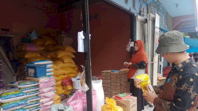 Pemantauan harga bahan pokok di sejumlah pasar tradisional di Kabupaten Luwu Timur.