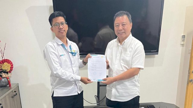 Penandatanganan Kontrak Kerjasama terkait pemasangan PLTS atap antara PLN Icon Plus dengan Pengelola Resort di Pulau Dutungan, Kabupaten Barru, Sulawesi Selatan.