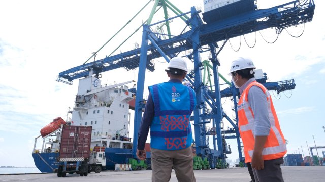 Petugas PLN bersama Pegawai Pelindo tengah memantau aktivitas bongkar muat peti kemas di Terminal Petikemas New Makassar. Ist
