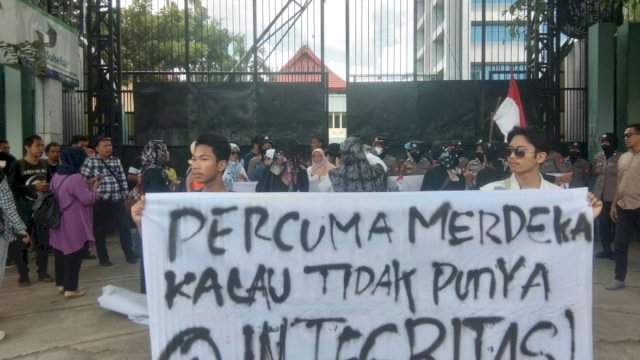 Demonstran di Makassar Tuntut DPR RI Bentuk Pansus Hak Angket Lalu Makzulkan Jokowi