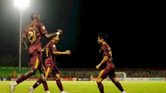 Penggawa PSM Makassar saat merayakan gol. Mereka belum gajian.