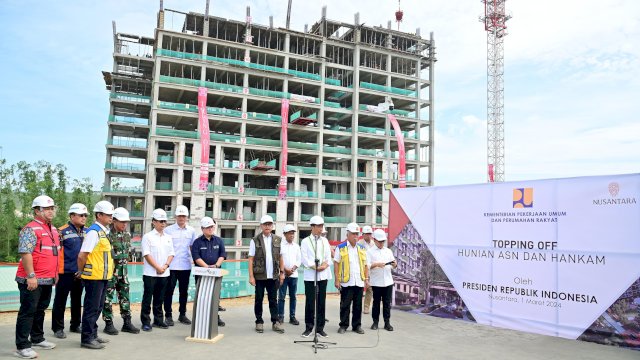 Presiden Joko Widodo melakukan seremoni penyelesaian akhir atau&nbsp;topping off&nbsp;hunian aparatur sipil negara (ASN) di Kawasan IKN.