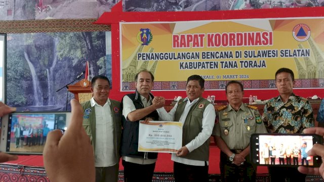 Pemerintah pusat menyerahkan sejumlah bantuan penanggulangan bencana untuk Provinsi Sulsel. 