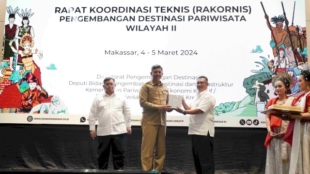 Plh Sekretaris Daerah Provinsi Sulsel, Andi Muhammad Arsjad, saat menghadiri Rapat Koordinasi Teknis (Rakornis) Pengembangan Destinasi Pariwisata Wilayah II untuk Area I (Bali, NTB, NTT dan Makassar), yang dilaksanakan di Hotel Claro Makassar, Senin, 4 Maret 2024. 