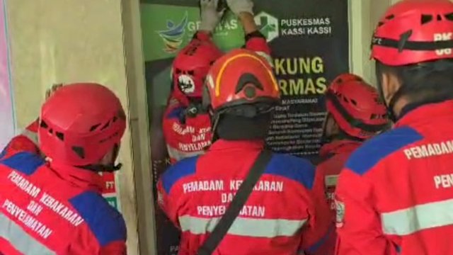 Penyelamatan seorang pegawai puskesmas oleh Dinas Pemadam Kebakaran (Damkar) Makassar yang terjebak dalam lift.