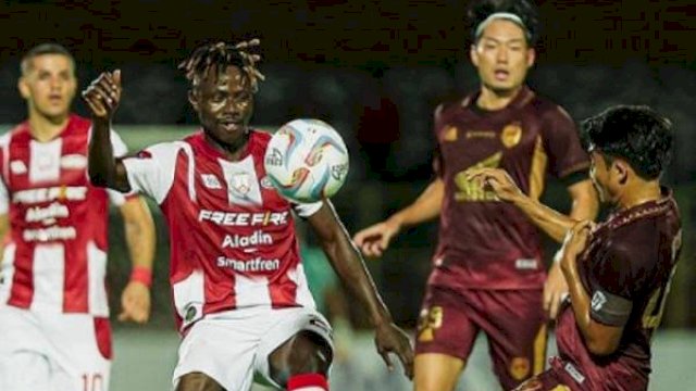 Striker Persis Solo Moussa Sidibe berusaha dihalau pemain PSM Makassar.