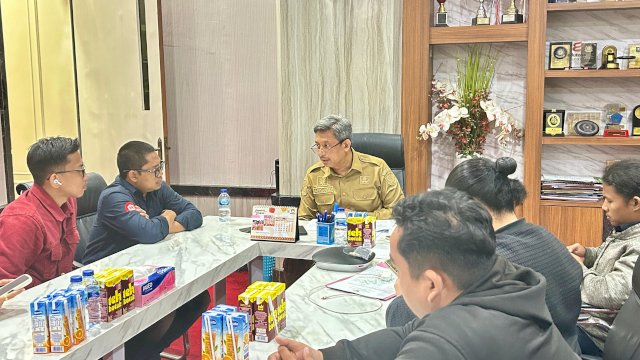 Plh Sekda Sulsel, Andi Muhammad Arsjad, memberikan keterangan pers terkait Gerakan Pangan Murah, kepada awak media di ruang kerjanya, Senin malam, 4 Maret 2024.