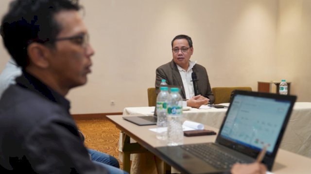 Anggota Bawaslu Herwyn JH Malonda (kanan) saat memberikan arahan dalam kegiatan Pengembangan Fitur Aplikasi Rekrutmen Pengawas Pemilu, di Jakarta.