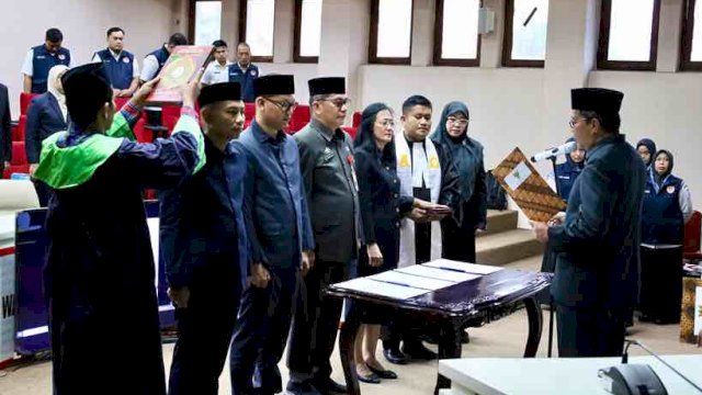 Wali Kota Makassar Moh Ramdhan Pomanto resmi melantik empat pejabat di Disdukcapil).