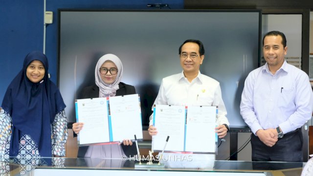 Penandatanganan Memorandum of Understanding (MoU) antara Rektor Unhas, Prof. Dr. Ir. Jamaluddin Joma, M.Sc., dan Presiden OWSD - Indonesia National Chapter, II. Sri Fatmawati, S.Si., M.Sc., PhD. Penandatanganan MoU tersebut dilakukan di Ruang Rapat Kerja Rektorat, Lantai 8, Gedung Rektorat Unhas, Kampus Tamalanrea, Kamis, 7 Maret 2024.