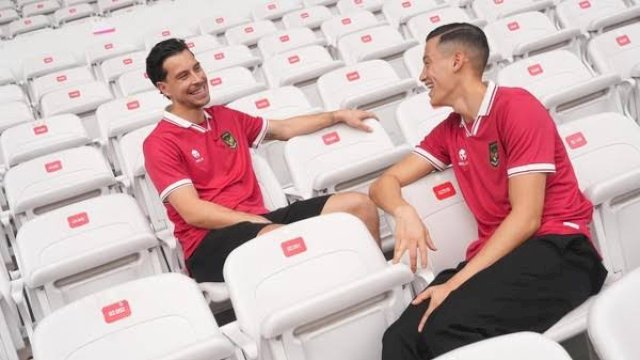 Ragnar Oratmangoen (Fortuna Sittard) dan Jay Idzes (Venezia).