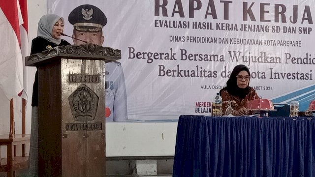 RAPAT KERJA.Staf Ahli Bidang Hukum, Politik san Pemerintahan Hj. Halwatiyah.