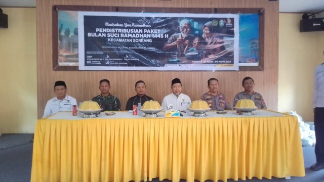 Camat Soreang Kota Parepare, Awaluddin, menghadiri penyerahan zakat dari Baznas Kota Parepare ke 175 Mustahik.