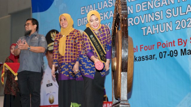 Bunda PAUD Sulsel, Sofha Marwah Bahtiar, saat membuka Rapat Koordinasi Evaluasi Kinerja Pendidikan Keluarga Dirangkaikan dengan Rakor Bunda PAUD Tingkat Provinsi Sulawesi Selatan Tahun 2024, yang dilaksanakan di Hotel Four Point by Sheraton Makassar, Jumat, 8 Maret 2024. 