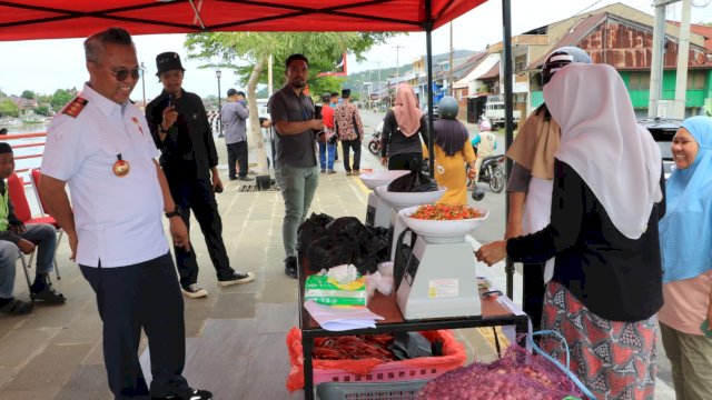 PANTAU. Bupati Luwu Timur H. Budiman, memantau pasar murah di Anjungan Sungai Malili (ASM).
