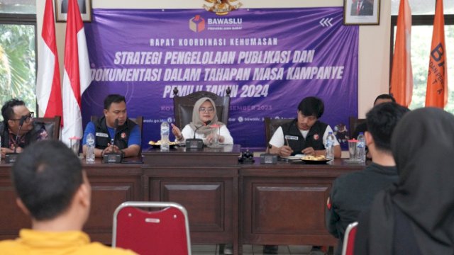 Anggota Bawaslu Lolly Suhenty (tengah) memberikan arahan kepada jajaran pengawas pemilu Kota Bogor, di Bogor.