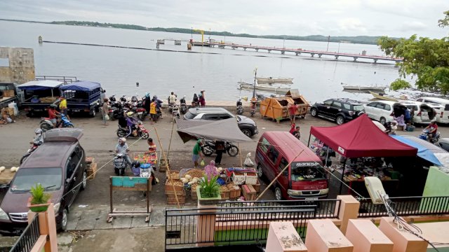 Aktivitas di pinggir pantai belakang Pasar Lakessi.