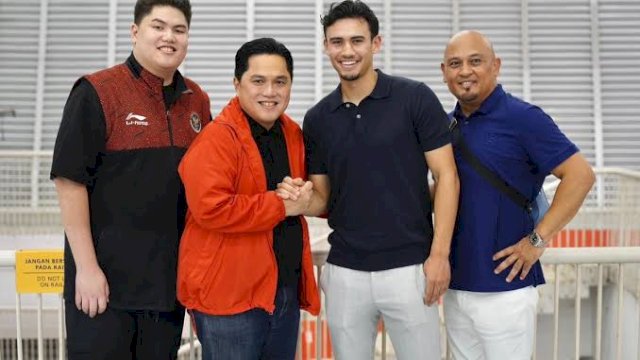 Ketua Umum PSSI Erick Thohir bersama pemain keturunan Nathan Tjoe A On.