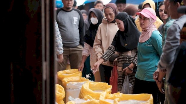 Bupati Luwu Utara Indah Putri Indriani mengecek harga 20 komoditas penyumbang inflasi di Pasar Sabbang Kecamatan Sabbang.