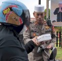 Personel Brimob Sulsel Bersama Bhayangkari Berbagi Takjil ke Pengguna Jalan di Parepare 